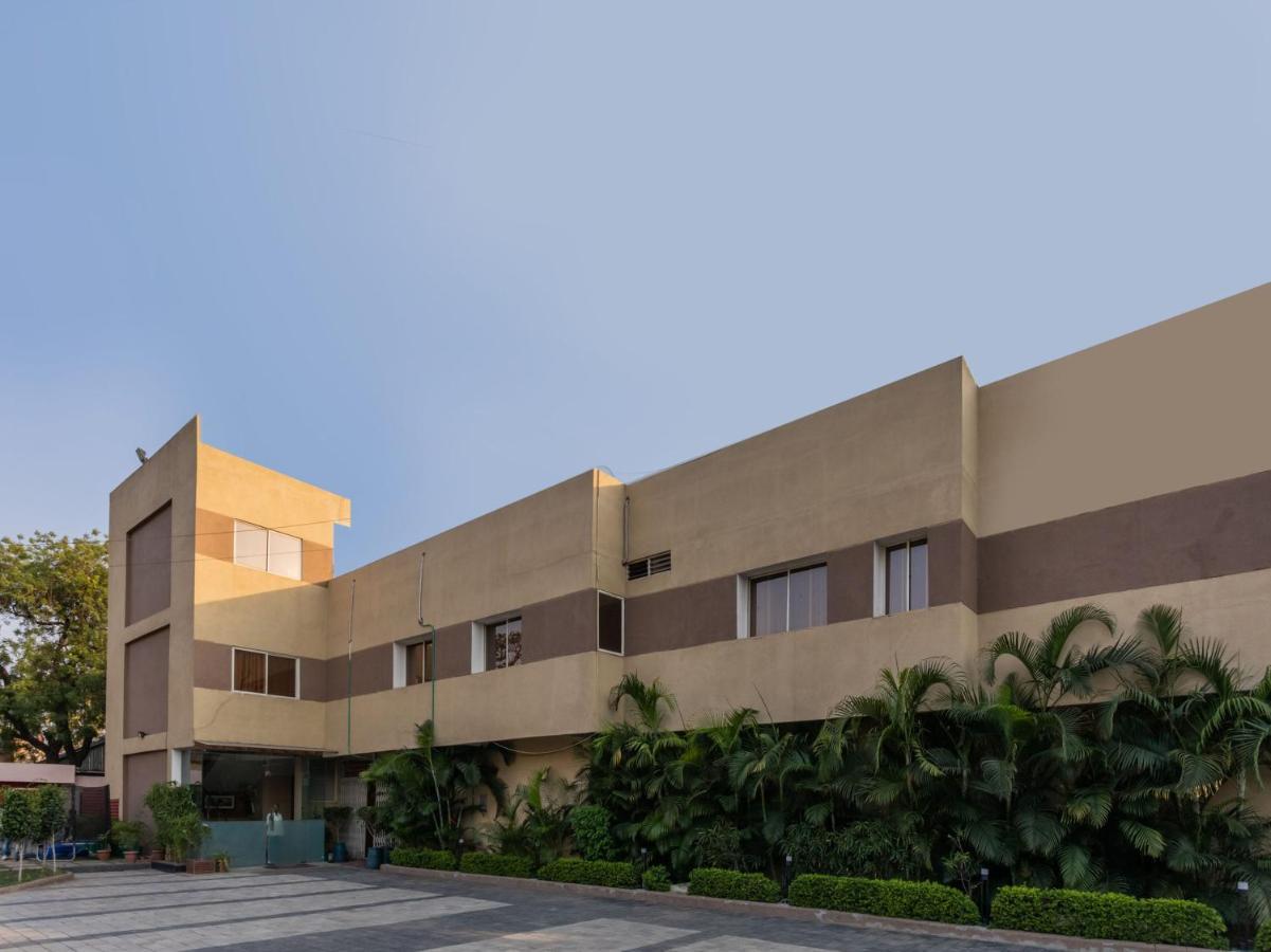 אגרה Oyo 72937 Hotel Tyagraj מראה חיצוני תמונה