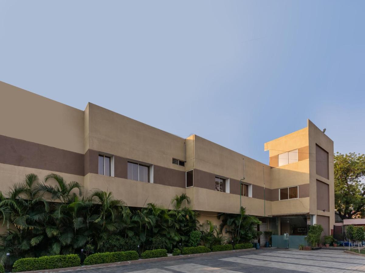 אגרה Oyo 72937 Hotel Tyagraj מראה חיצוני תמונה